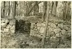 Rytterne sn, Västerås. Åholmen.
Reuterholms gravanläggning i skogen, 1941.