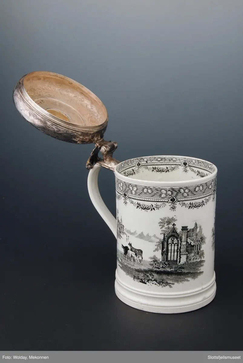 Krus i stentøy med sølvlokk