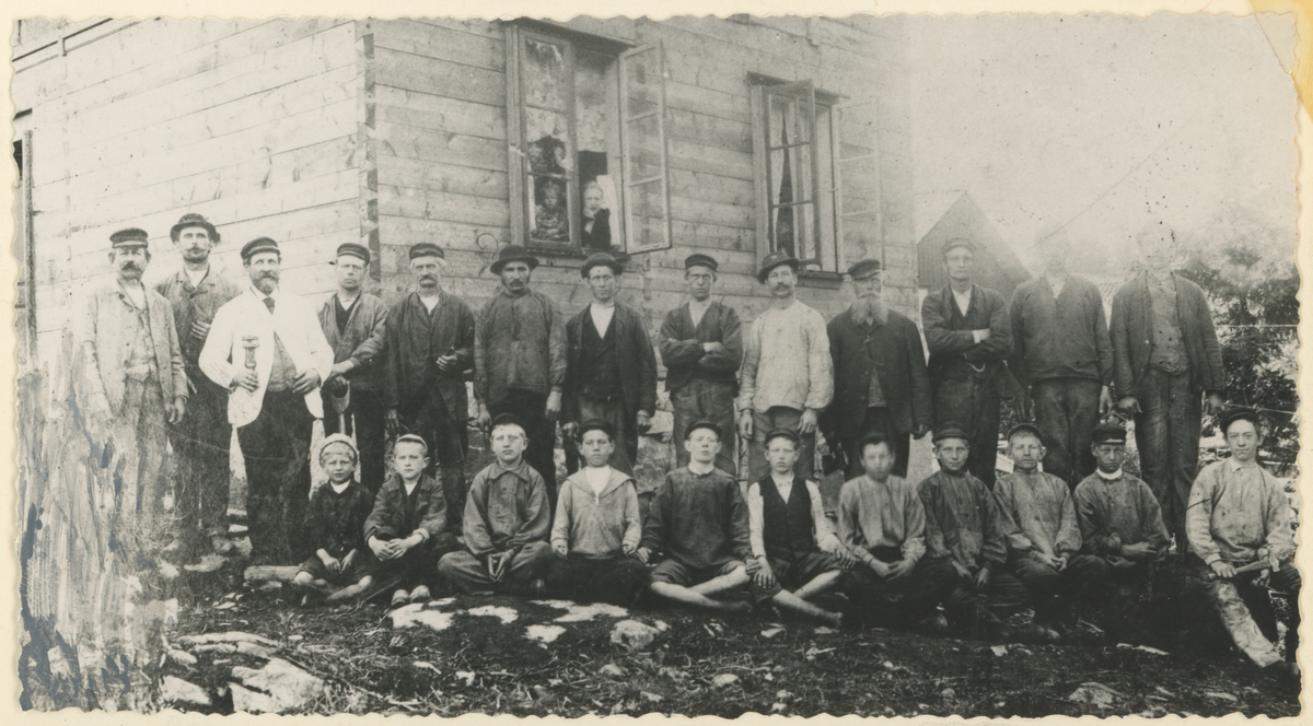 Fra Pottemakeriet på Krapfoss som lå bak nåværende Krapfoss Industrier. Ca. 1905.
Detaljer: Gropen hvor leiren ble tatt ut kan fremdeles sees.
