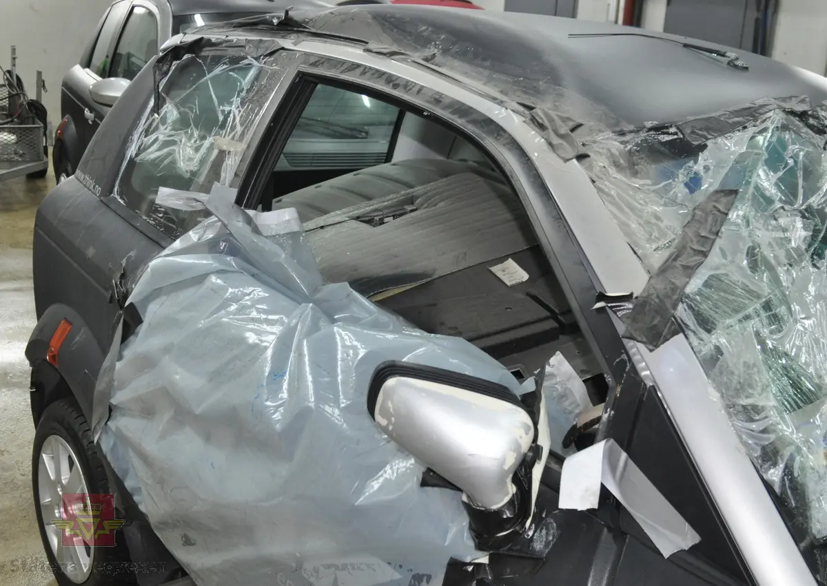 Sort sidekollidert elektrisk drevet personbil Pivco City/306/Piv5. Bilen er kollidert fra høyre side. 

Bilen har et karosseri av termoplast, (polyetylen) og et tak av ABS plast. Underramme av stål og overramme av aluminium. Kollisjonsbjelker i dørene. Deformasjonssoner. Farget glass, sort og grått interiør. Den har en motor på 34 kW maks effekt, og et zebrabatteri som ved en temperatur over 200 grader inneholder 25 kWh energi.