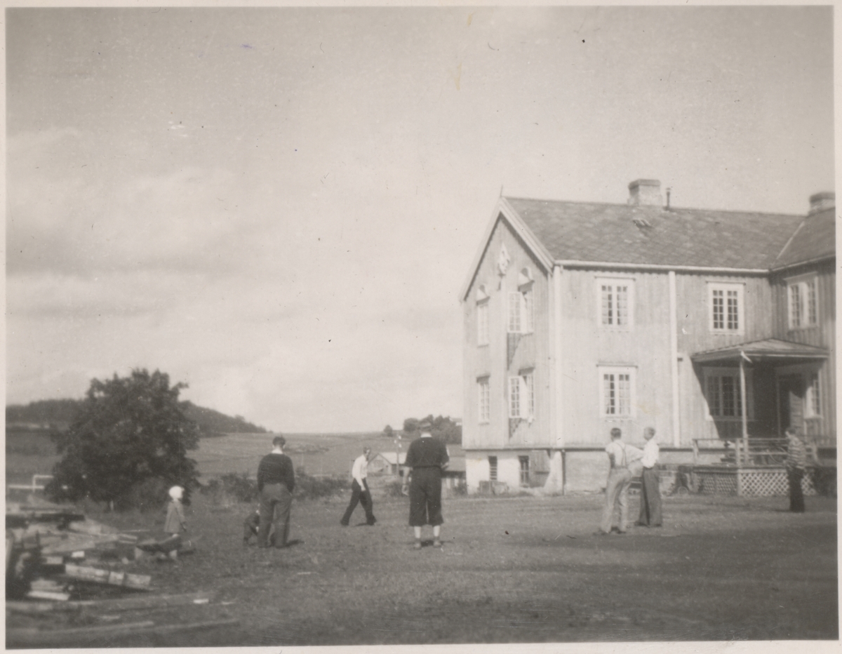 På gårdsplassen på Falstad nedre på Ekne, 1949-50. Gutten som skimtes til venstre i bildet er Ivar Haug fra Lunner på Hadeland. Han bodde på gården sammen med sine foreldre, mens faren var med på ombygging av murbygget på Falstad (nå Falstadsenteret) i 1949-50.