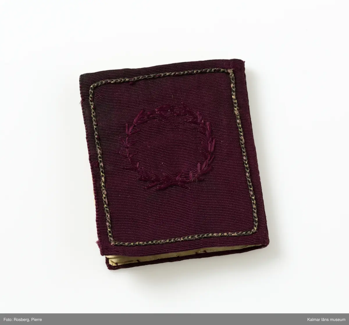 KLM 28634:40, Häfte, av papper och textil. Poetiskt Album. Litet poetiskt häfte med handskrivna verser och dikter. Innehåller sju handskrivna dikter. 27 blad. Pärmarna klädda med vinröd sidenrips med broderier.