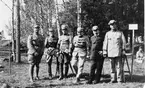 Träff år 1933, okänd plats

Från vänster:
Reservlöjtnant Hemstad
Kapten Gustaf Rosenqvist, Civilförsvarsdirektör i Västmanlands län
Landstormsofficer Brännström
samt tre okända.