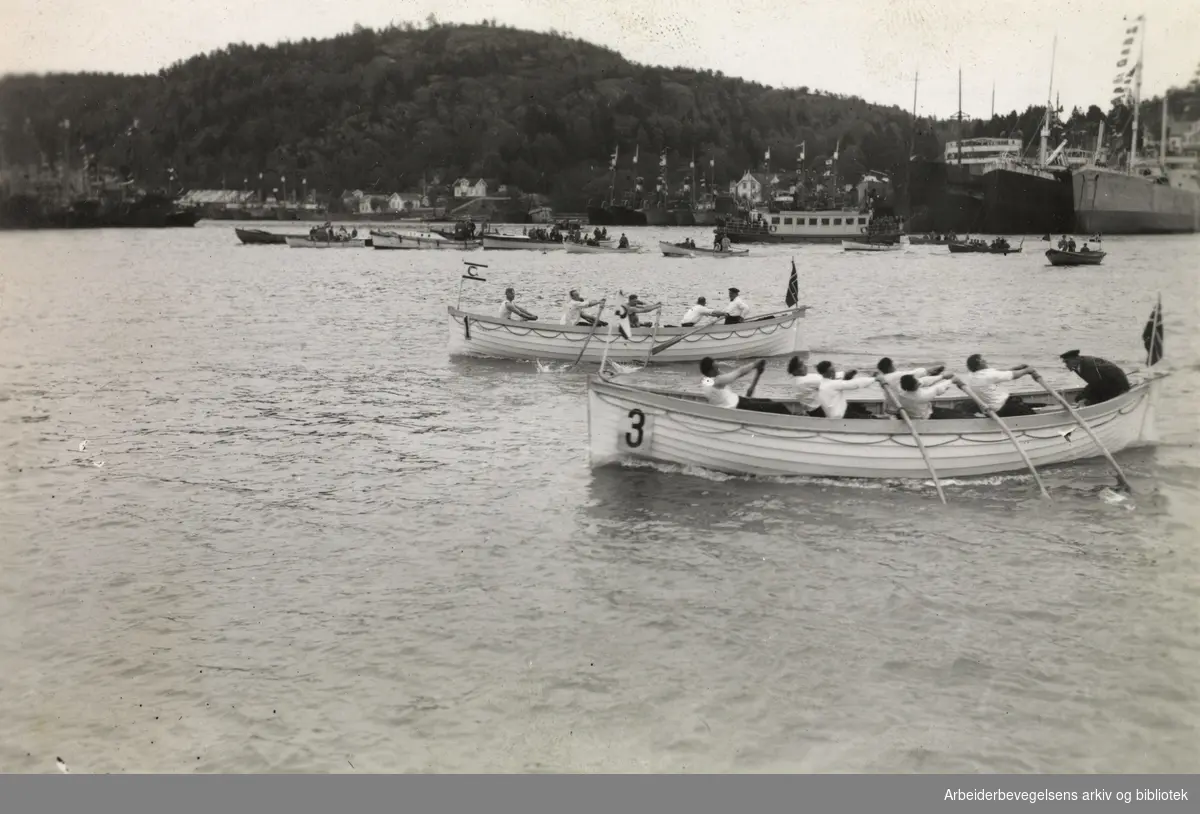 Livbåtkapproing mellom hvalfangere i Sandefjord havn,.17. mai 1934.