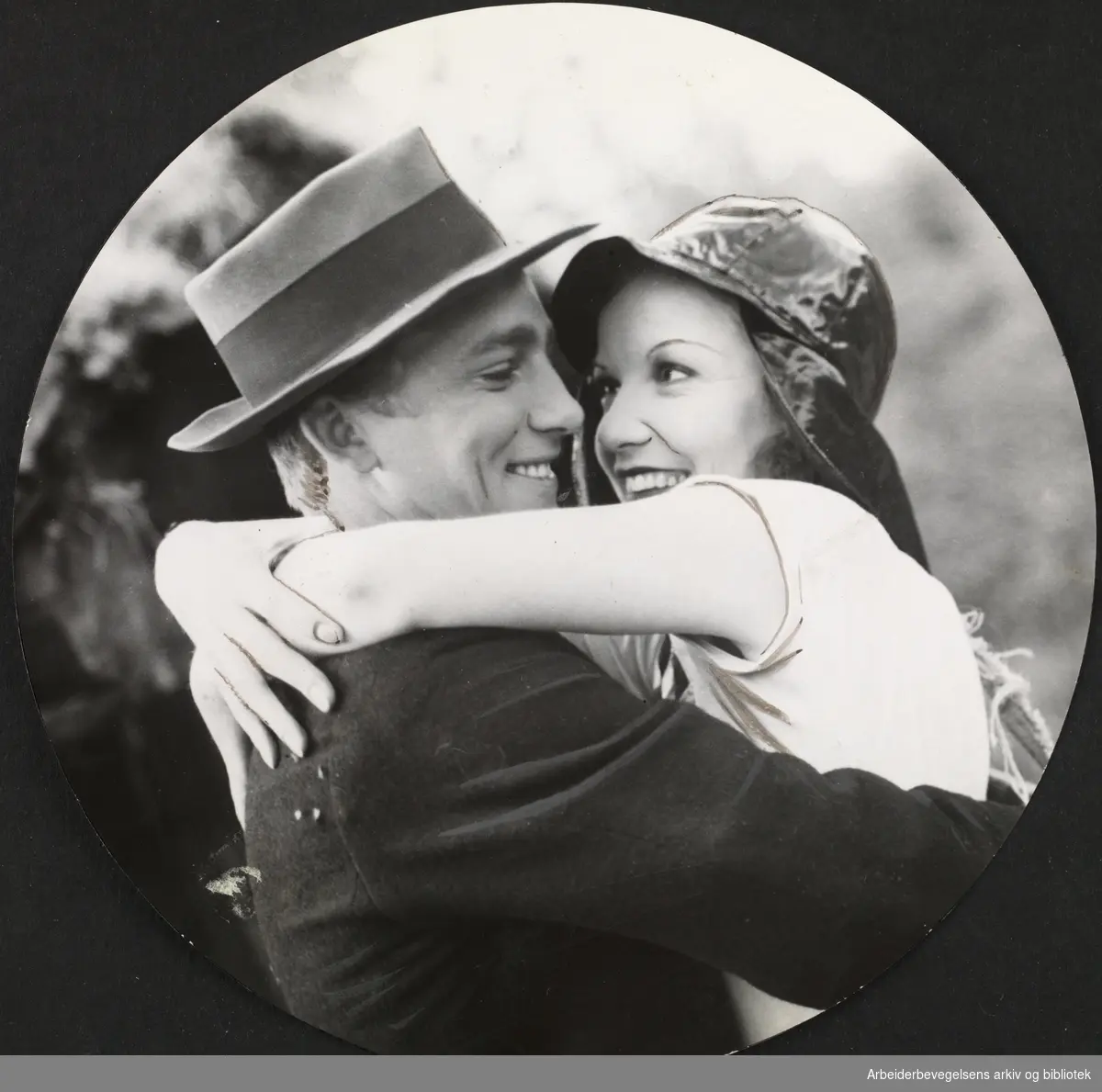 Stillsfoto fra innspillingen av Helge Lundes spillefilm "Sangen om Rondane", 1934. Kirsten Heiberg og Georg Løkkeberg.