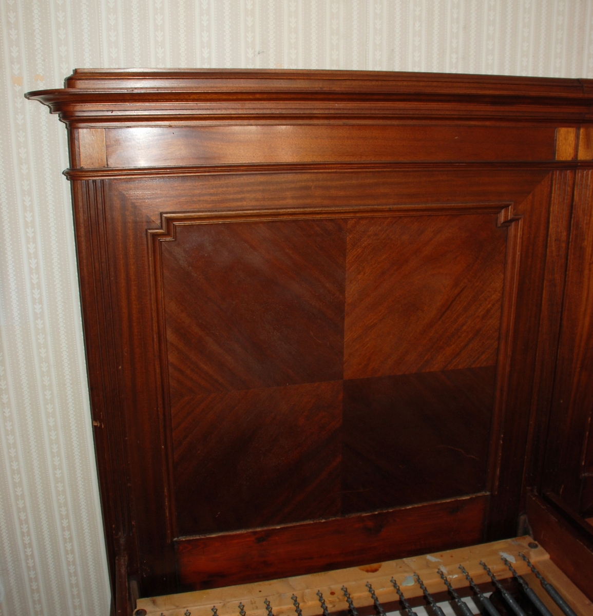 Dobbelseng som består av to enkeltsenger som står inntil hverandre. Mørkbeiset brun seng i heltre og finèr.