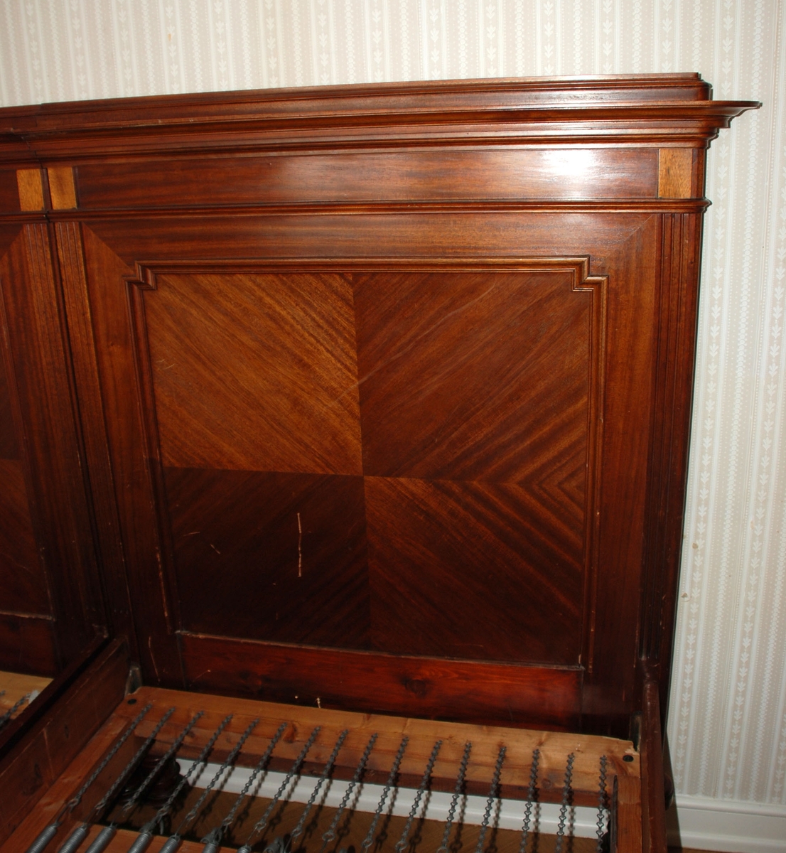 Dobbelseng som består av to enkeltsenger som står inntil hverandre. Mørkbeiset brun seng i heltre og finèr.