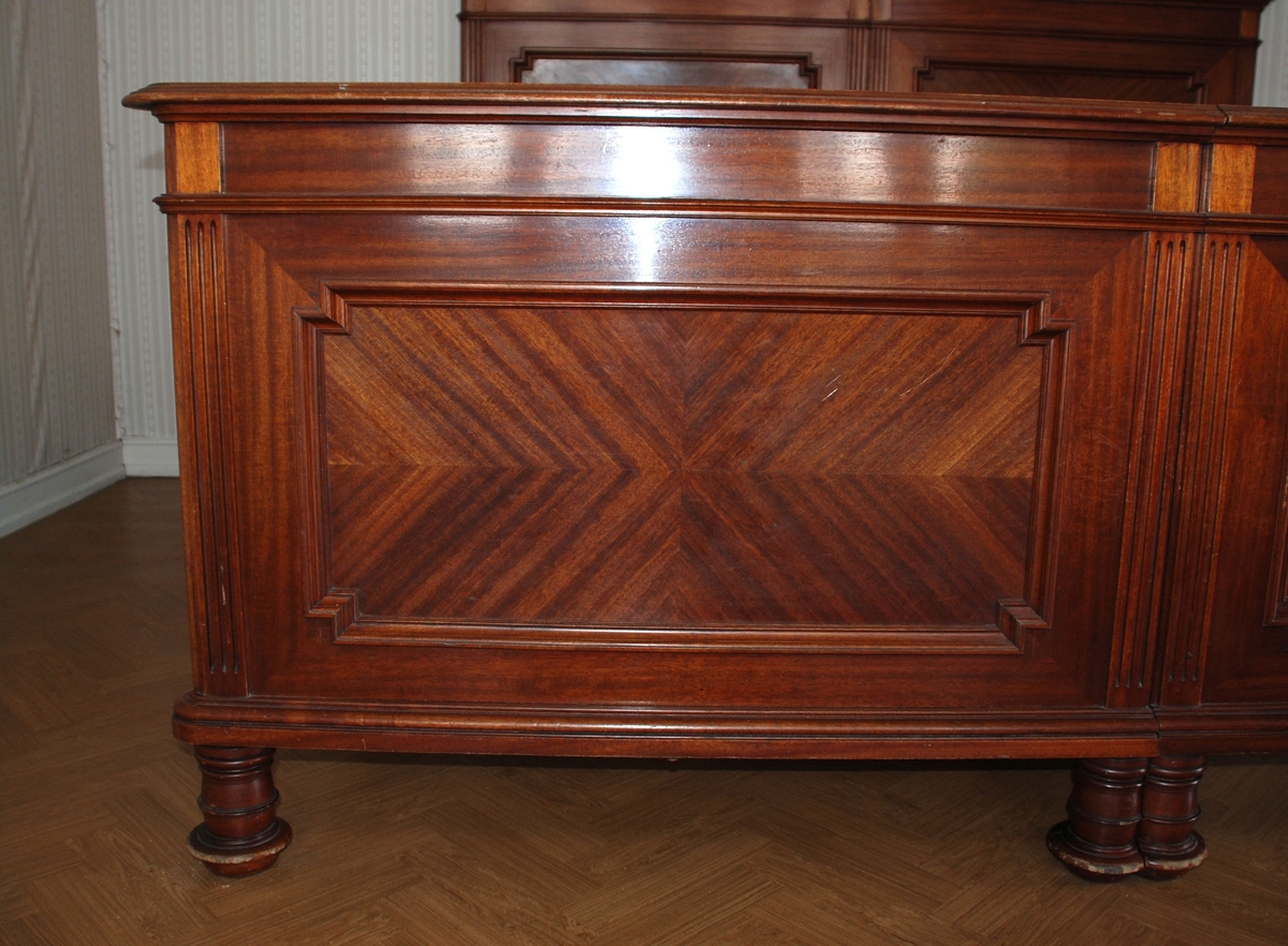 Dobbelseng som består av to enkeltsenger som står inntil hverandre. Mørkbeiset brun seng i heltre og finèr.