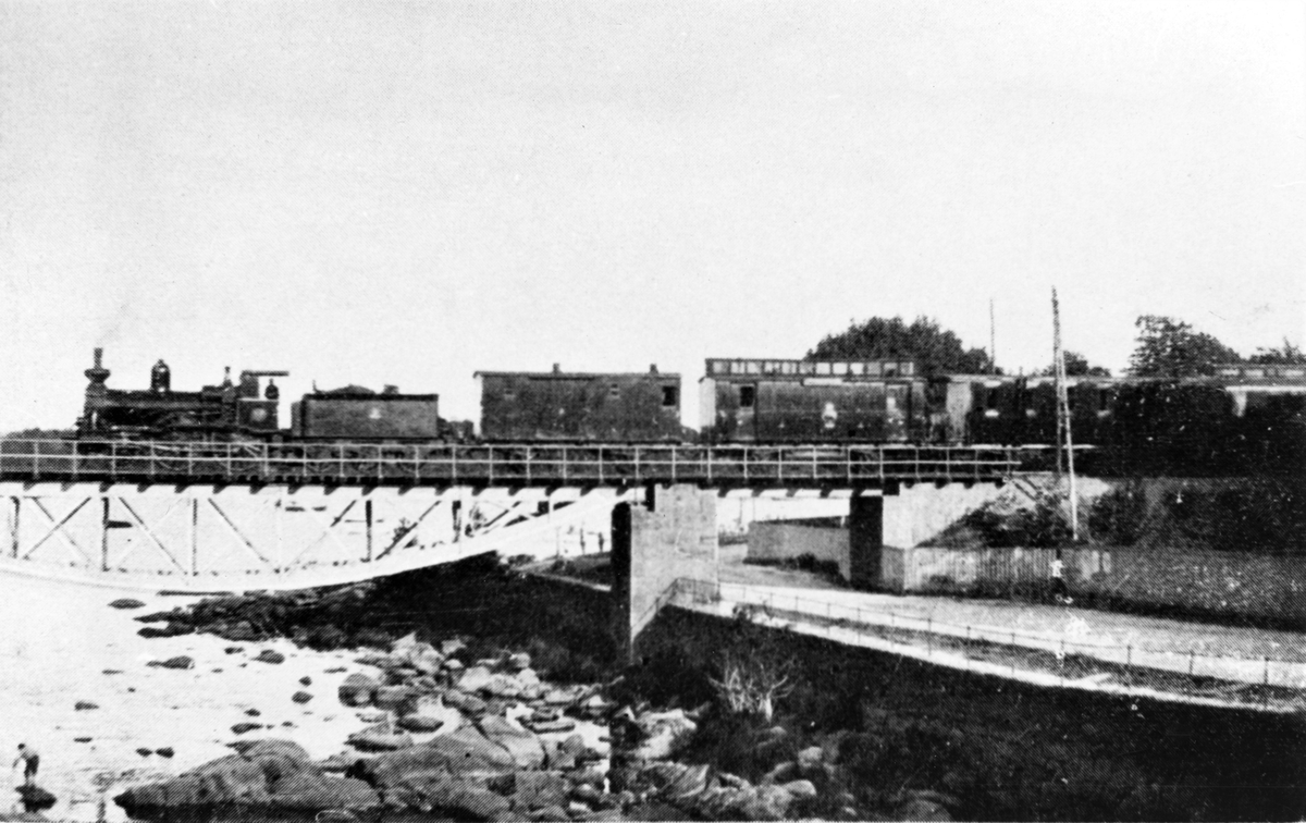 Järnvägsbron i Falkenberg som anlades 1886 för Mellersta Hallands Järnväg och revs 1937, sedan en ny bro hade byggts över Ätran.