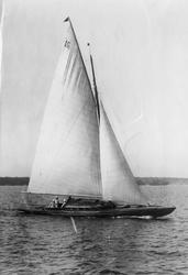 Ila byggd 1917.

[På monteringsbasen:] "Ila 75kvm". Även bil