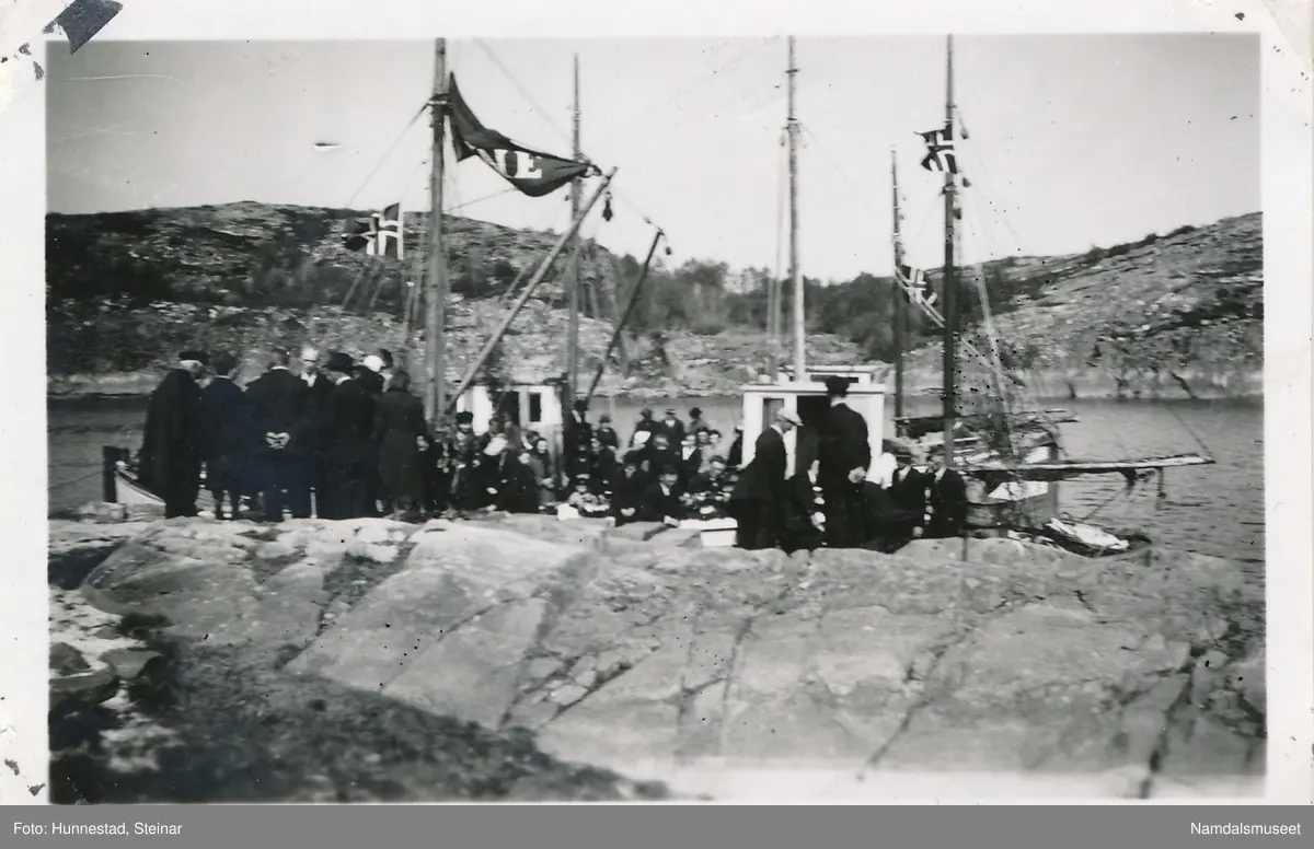 Begravelse etter Gåsværulykka 22. mai 1941. Bårene bæes i land ved Garstad kirke
