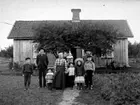 SLÄKTGRUPP FRAMFÖR ETT BOSTADSHUS.