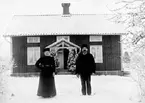 EN MAN OCH EN KVINNA FRAMFÖR ETT HUS