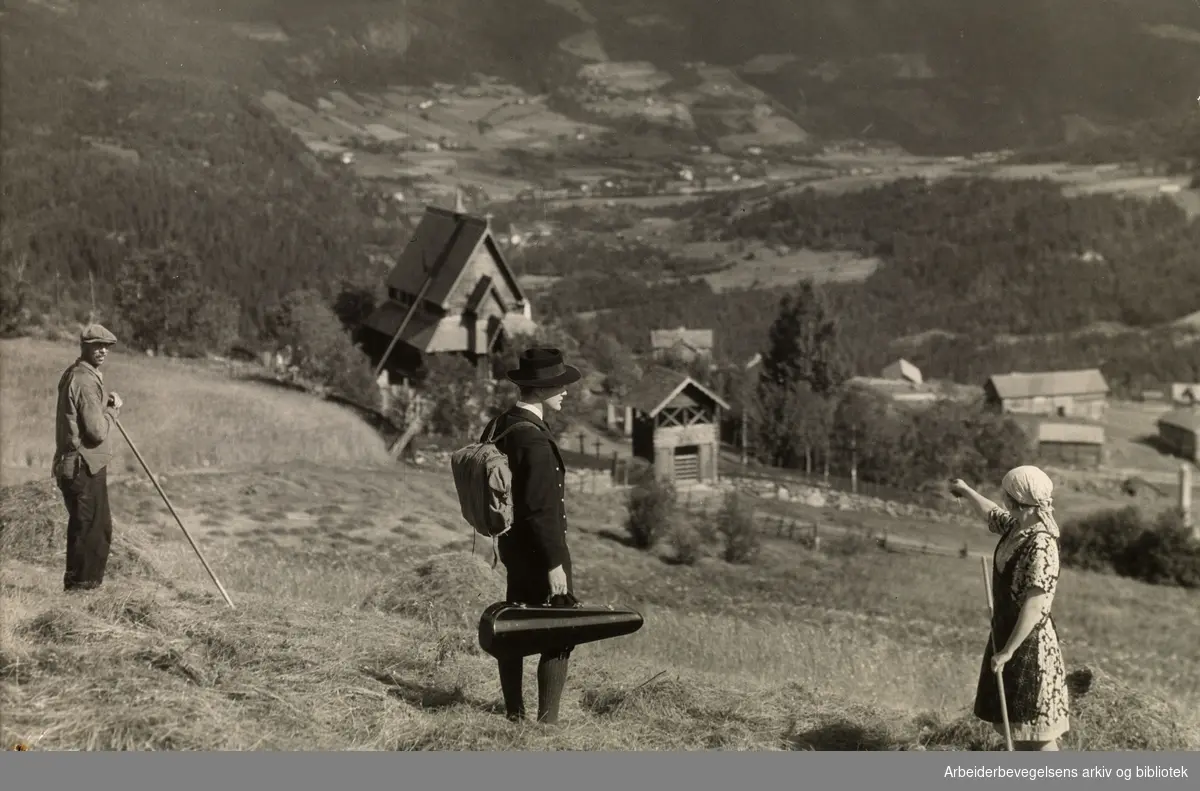 Fra innspillingen av Rasmus Breisteins film "Kristine Valdresdatter" i 1930. Spelemannen Harald Bergli, spilt av Tore Foss kommer til bygda.