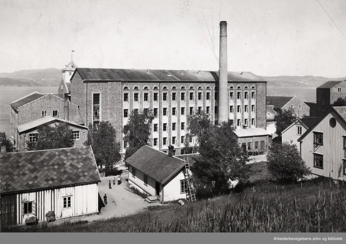 Pienes mølle. Artikkel i Arbeidermagasinet av Harald Langhelle om konflikten ved Pienes møller i Buvika, september 1913.
