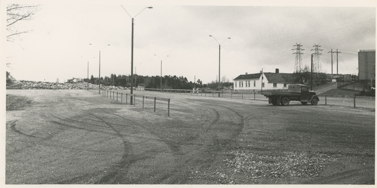 Utbygging av parkeringsplassen på  Myra ved innfartsveien. To bilder.

Bilde 1:
Trafostasjonen på Nesset (Nesparken) ses.