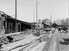 Skebäcks varv, pråm under byggnad, 11 arbetare.
Byggnader som rivs.
Örebro Nya Rederibolaget.