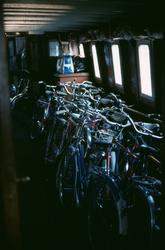 Ett skepp kommer lastat med cyklar. Mariefred med en last av