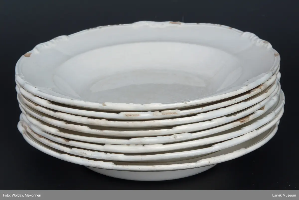 Dyp tallerken, profilert kant med opphøyet dekor