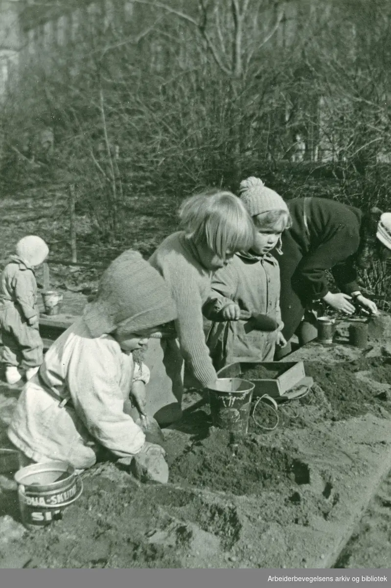 Barn i lek. Foto ca 1930.