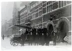 Brandmän och befäl uppställda utanför brandstationen/polisstationen i Västerås, 1917.
