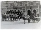 Brandmän och befäl uppställda för mönstring, utanför brandstationen/polisstationen i kv. Igor i Västerås, c:a 1907.