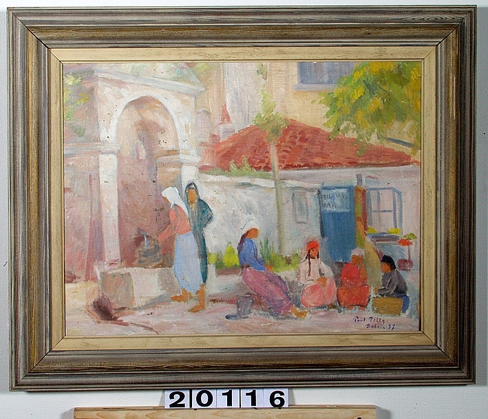 Följande står antecknat i huvudliggare: "Fontana Balzi_, oljemålning nummer 58 utställning på Värmlands Museum, Karlstad 11 - 25 september 1949. Utställning av _ _ _ _ _  artisten i Bukarest, Rumänien 1938 nummer 184 "La Fontana" (_ _ _ _ _ _ _ ) i katalogen. signerad Paul Piltz Balcic 37. En vit byggnad med till vänster en stor port där 2 kvinnor står vid en vatten_ _ _  inne i valvet, på planen framför en lägre del av huset sitter 4 personer nedhukade, bakom synes en blå dörr samt ett fönster, blommor och gröna blad syns bakom _ _ _ _ _ _ den låga byggnaden har rött tegeltak, _ _ _ syns en grön trädgren.". (Svårläst text.)