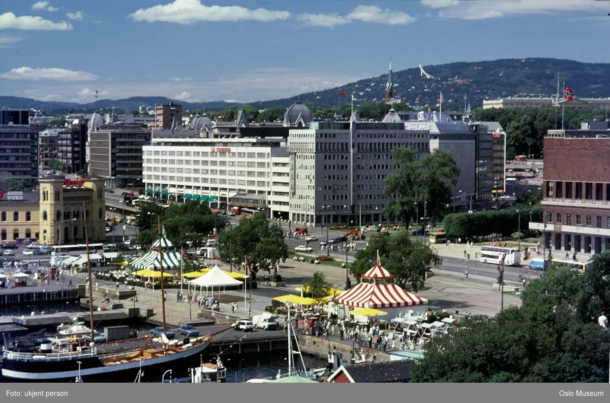 utsikt, havn, båter, telt, friluftsrestauranter, mennesker, kontorbygninger, Rådhuset, Vestbanestasjonen