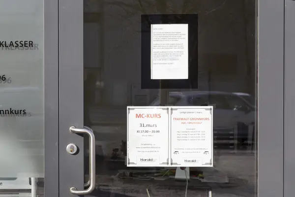 Koronaskilt på butikk på Ås under koronanedstengningen