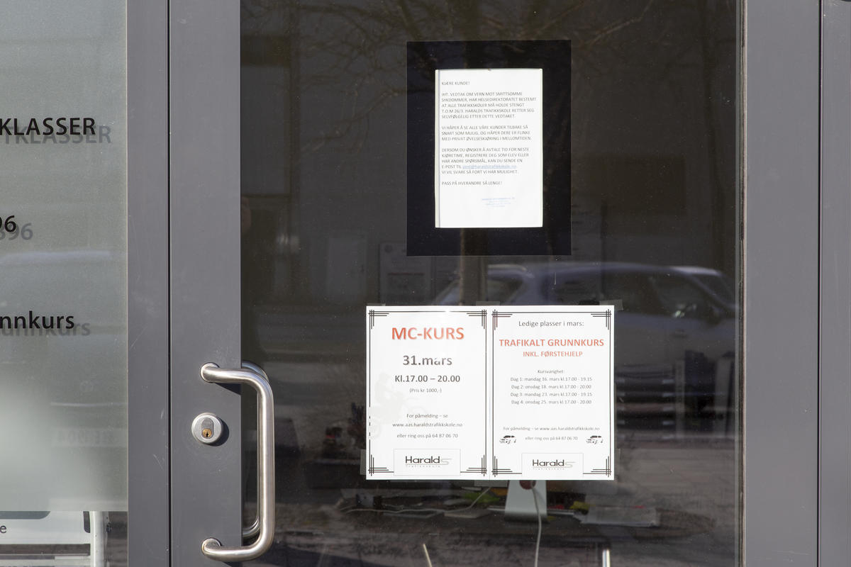 Koronaskilt på butikk på Ås under koronanedstengningen