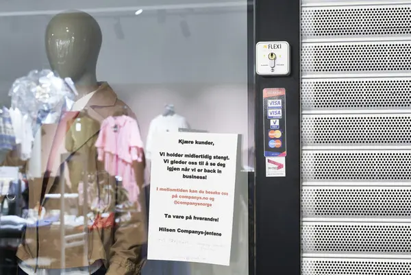 Koronaskilt på butikk på Strømmen Storsenter under koronanedstengningen
