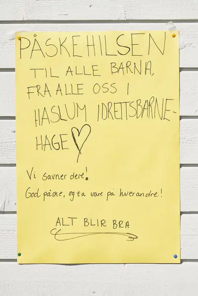 Koronaskilt ved Haslum Idrettsbarnehage under koronanedstengningen