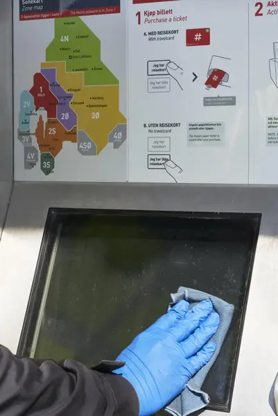 Koronaskilt på Sandvika stasjon under koronanedstengningen