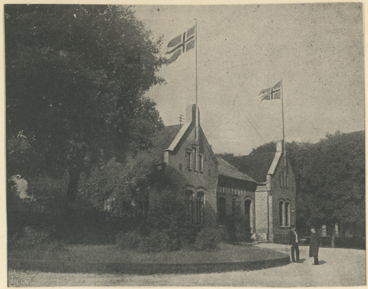 To bilder av det gamle rådhuset ("Rådstua") som senere rommet Moss politikammer. Ca. 1920. Moss sparebank og rådhus holdt i sin tid til her.