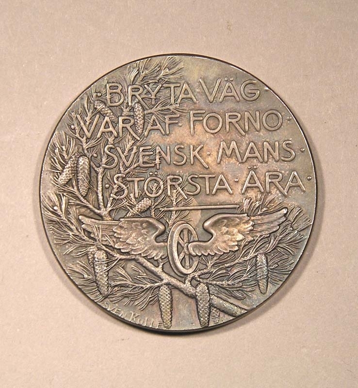 Minnesmynt av silver. På framsidan syns ett tåg draget av ett ånglok i full fart genom ett landskap, samt texten "Till minne af Gefle-Dala järnvägs femtioårsdag 13 juli 1909".
På baksidan avbildas en grankvist med kottar, samt ett vinghjul och texten "Bryta väg var af forno svensk mans största ära".
Myntet är signerat Sven Kulle på båda sidor.