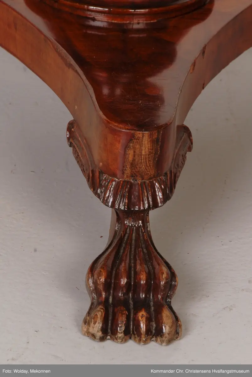 Bord hvor platen holdes oppe av dreid sokkel som hviler på fotplate med 3 utskårne bein. Bordplaten er hengslet på midten
Platen har avrundede hjørner