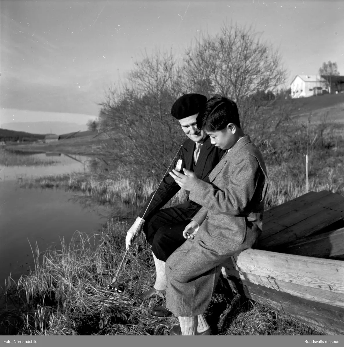 Hi Choon Lee, violinspelande 13-åring från Sydkorea som kom till Bredbyn, Anundsjö, för musikstudier 1953 på inbjudan av en svensk-koreansk förening. Han välkomnades att bo hemma hos fru Sara Östholm så länge han ville. Reportagebilder för Expressen.
