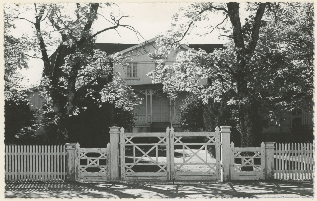Rabekk gård, fem bilder.
Historikk: Bygningen er fra 1820. Senere eier var oberstløytnant A. Dennis Horn. Hans enke testamenterte i 1964 eiendommen til Moss og Omegns Museumslag.

Bilde 1:
Eksteriør hovedbygning.
Detaljer: inngangsport fra Ryggeveien.
Bilde publ. i "Moss som den var" (Jørgen Herman Vogt, 1970), s. 254.

Bilde 2:
Eksteriør hovedbygning, sett fra syd.
Detaljer: to mennesker kan skimtes til høyre.

Bilde 3:
Interiør hovedbygning.
Detaljer: på maleriet vises testatoren Alfhild Horn.

Bilde 4:
Interiør fra spisestuen i 1. etg.

Bilde 5:
Interiør fra en av stuene med svenskeovn.