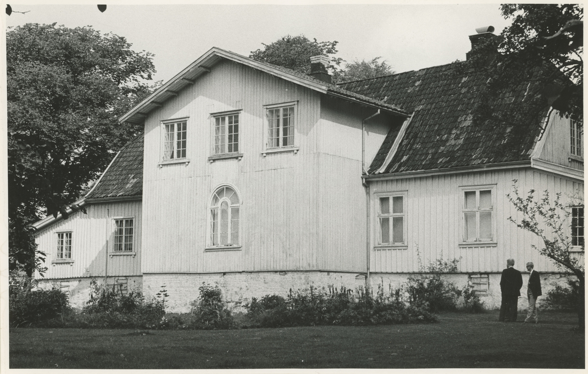 Rabekk gård, fem bilder.
Historikk: Bygningen er fra 1820. Senere eier var oberstløytnant A. Dennis Horn. Hans enke testamenterte i 1964 eiendommen til Moss og Omegns Museumslag.

Bilde 1:
Eksteriør hovedbygning.
Detaljer: inngangsport fra Ryggeveien.
Bilde publ. i "Moss som den var" (Jørgen Herman Vogt, 1970), s. 254.

Bilde 2:
Eksteriør hovedbygning, sett fra syd.
Detaljer: to mennesker kan skimtes til høyre.

Bilde 3:
Interiør hovedbygning.
Detaljer: på maleriet vises testatoren Alfhild Horn.

Bilde 4:
Interiør fra spisestuen i 1. etg.

Bilde 5:
Interiør fra en av stuene med svenskeovn.