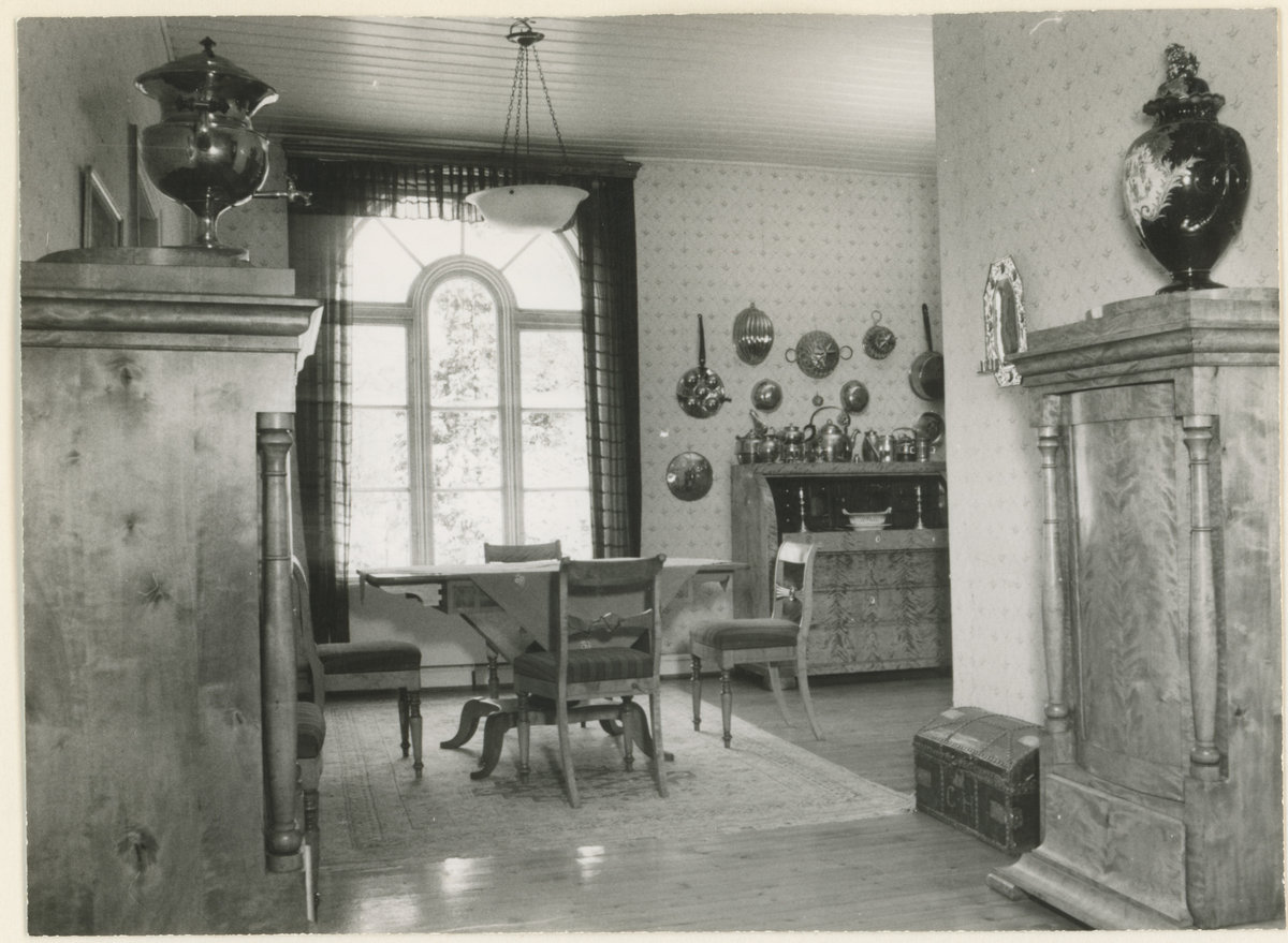 Rabekk gård, fem bilder.
Historikk: Bygningen er fra 1820. Senere eier var oberstløytnant A. Dennis Horn. Hans enke testamenterte i 1964 eiendommen til Moss og Omegns Museumslag.

Bilde 1:
Eksteriør hovedbygning.
Detaljer: inngangsport fra Ryggeveien.
Bilde publ. i "Moss som den var" (Jørgen Herman Vogt, 1970), s. 254.

Bilde 2:
Eksteriør hovedbygning, sett fra syd.
Detaljer: to mennesker kan skimtes til høyre.

Bilde 3:
Interiør hovedbygning.
Detaljer: på maleriet vises testatoren Alfhild Horn.

Bilde 4:
Interiør fra spisestuen i 1. etg.

Bilde 5:
Interiør fra en av stuene med svenskeovn.