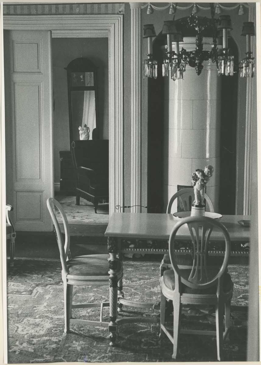 Rabekk gård, fem bilder.
Historikk: Bygningen er fra 1820. Senere eier var oberstløytnant A. Dennis Horn. Hans enke testamenterte i 1964 eiendommen til Moss og Omegns Museumslag.

Bilde 1:
Eksteriør hovedbygning.
Detaljer: inngangsport fra Ryggeveien.
Bilde publ. i "Moss som den var" (Jørgen Herman Vogt, 1970), s. 254.

Bilde 2:
Eksteriør hovedbygning, sett fra syd.
Detaljer: to mennesker kan skimtes til høyre.

Bilde 3:
Interiør hovedbygning.
Detaljer: på maleriet vises testatoren Alfhild Horn.

Bilde 4:
Interiør fra spisestuen i 1. etg.

Bilde 5:
Interiør fra en av stuene med svenskeovn.