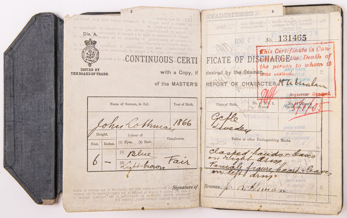 Sjöfartsbok. "Certificate of Discharge".
Mörkblå Pärm med märke och text "CONTINUOUS CERTIFICATE OF DISCHARGE" och "No 131 465". Pärmen har en rektangulär öppning fram genom vilket namnet "John Löthman" syns.
