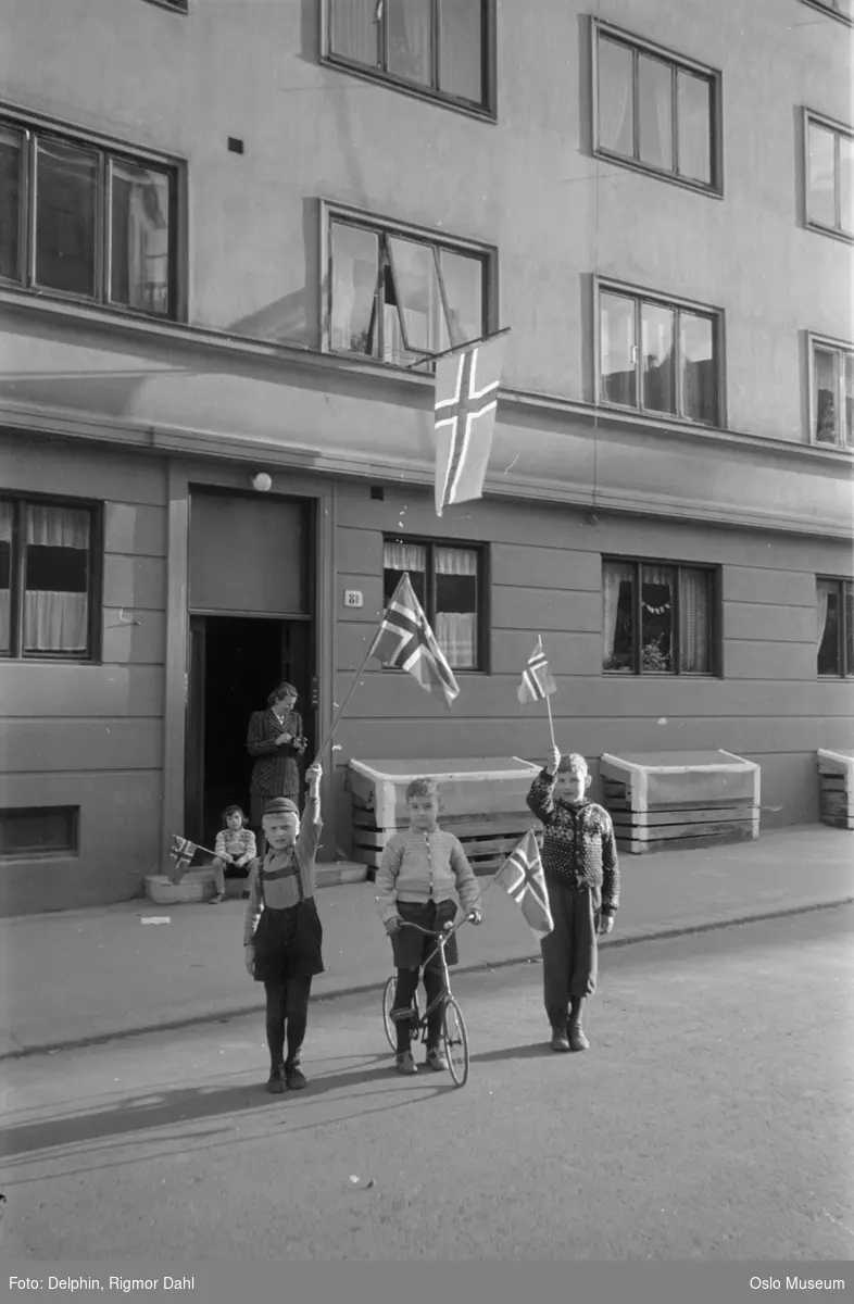 gate, gutter, flagg, kvinne, bygård