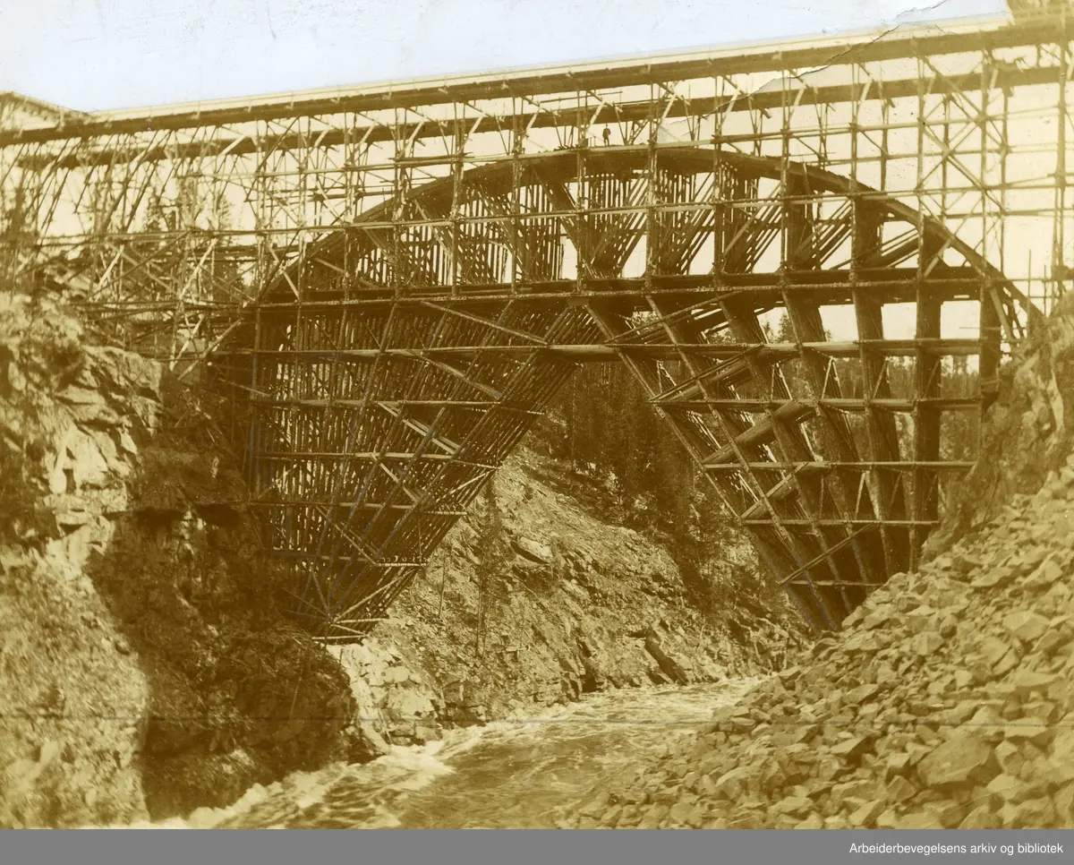 Stillase til bro over Orkla i Rennebu kommune i Trøndelag, litt sør for Ulsberg stasjon..1910 - 1915.