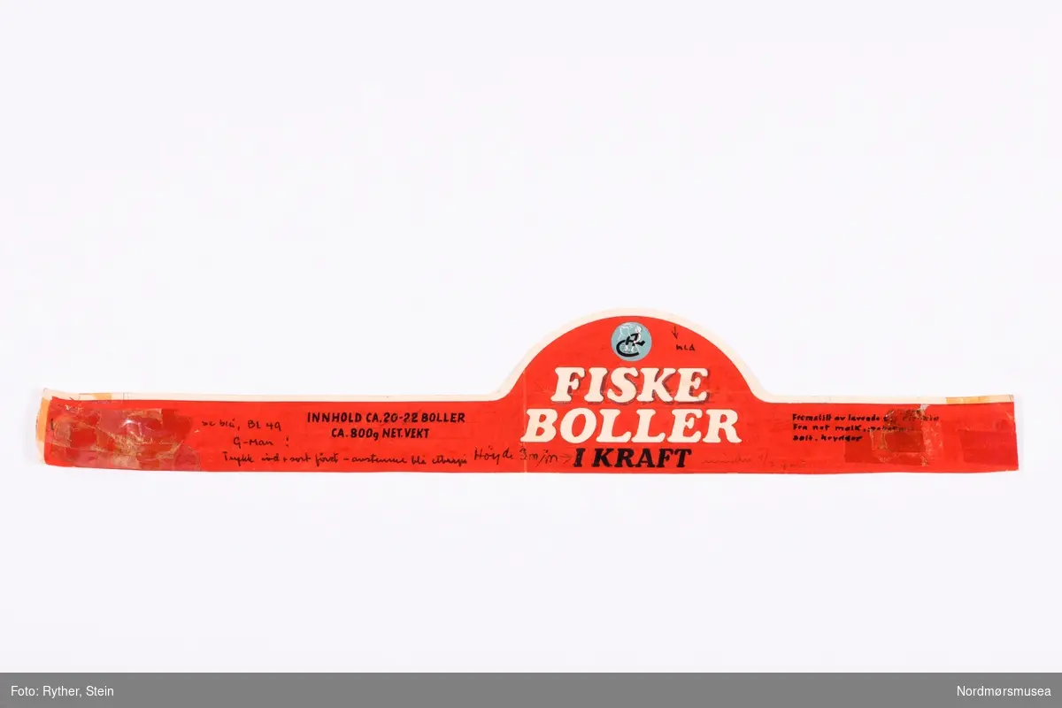 Ideforslag til utforming av en ny etikett for produktet "Fiskeboller i kraft" hos Alnæs Canning. Originaltegningene fra grafiker følger også med.