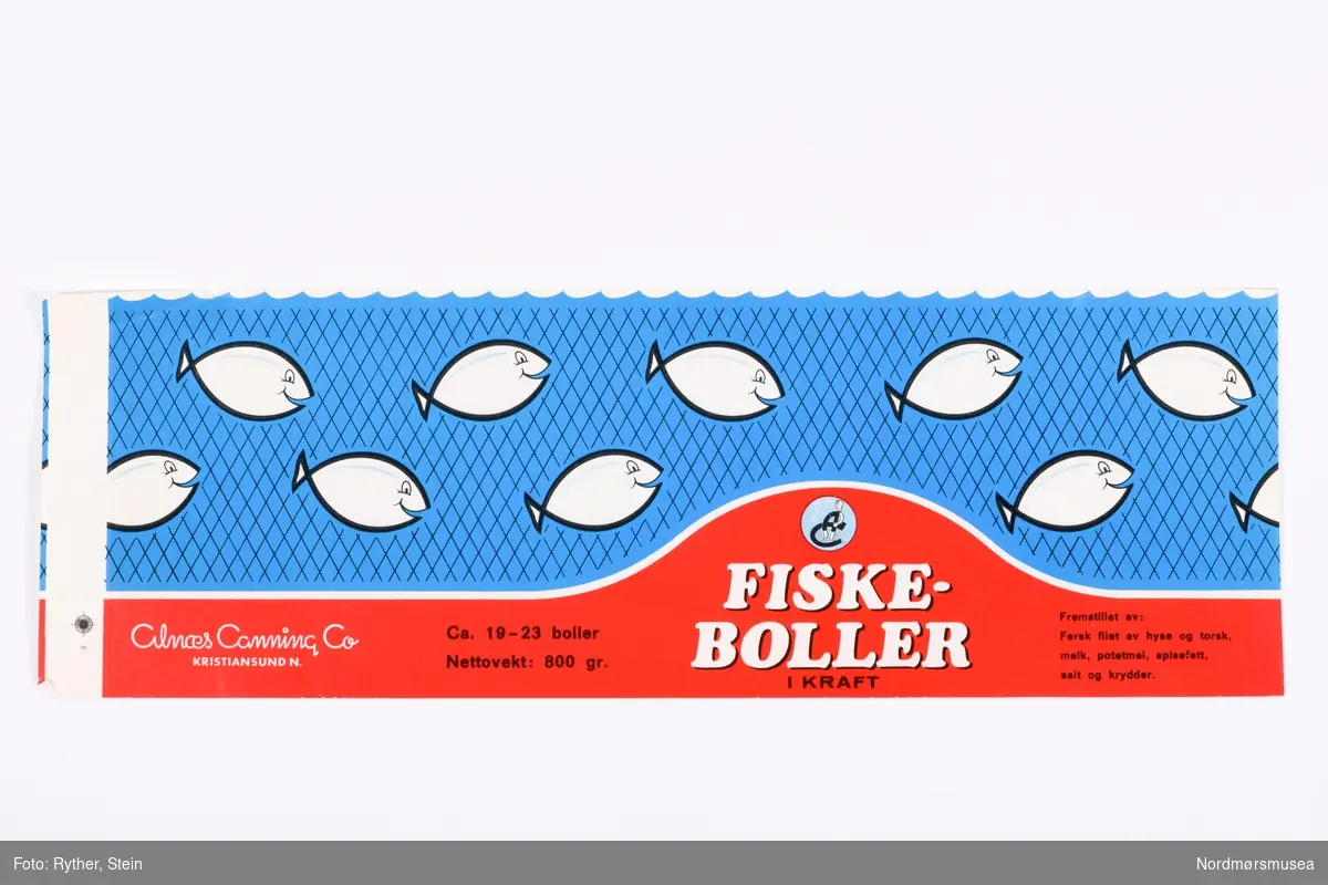 Ideforslag til utforming av en ny etikett for produktet "Fiskeboller i kraft" hos Alnæs Canning. Originaltegningene fra grafiker følger også med.