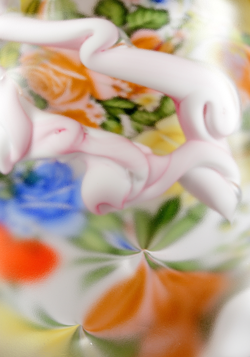 "Fabula" av Per B. Sundberg, med blomsterdekor bakom en blästrad yta, över och underdel är i vitt glas. Blomsterdekoren är utförd i en värmetålig dekal.