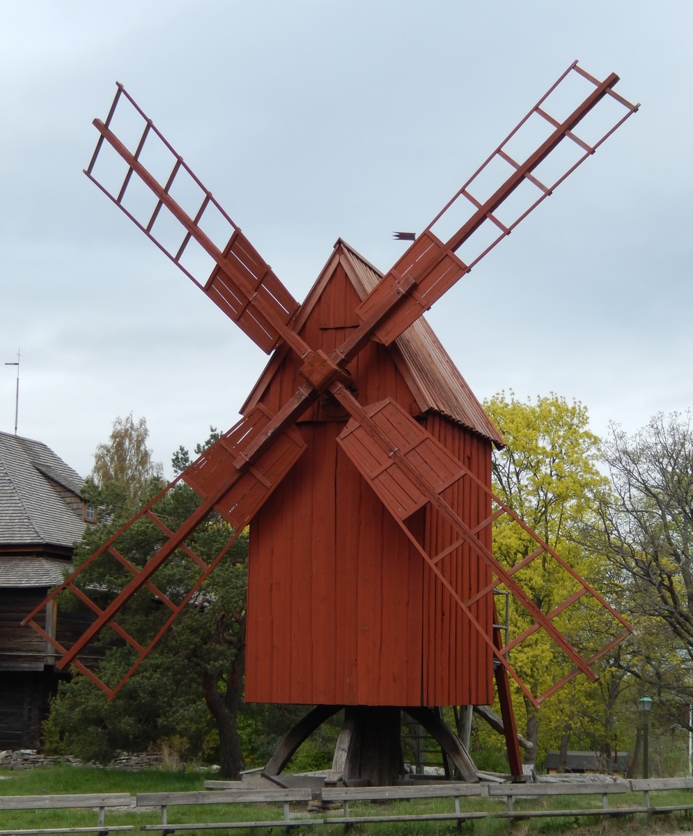 Kvarnen från mellersta Öland i Torslunda socken är av en sort som kallas stolpkvarn eller stubbamölla efter den kraftiga stolpe eller stubbe som bär upp kvarnhuset. Kvarnhuset är vridbart kring den fasta mittstocken och när kvarnen skall användas vrids den med hjälp av den långt utskjutande s.k. kvarnhästen. Fasta och lösa spjäll (träluckor) kan fästas på vingarna för att fungera som segel, stormsegel längst in och ändsegel längre ut på vingarna.

Återuppfördes på Skansen år 1922.