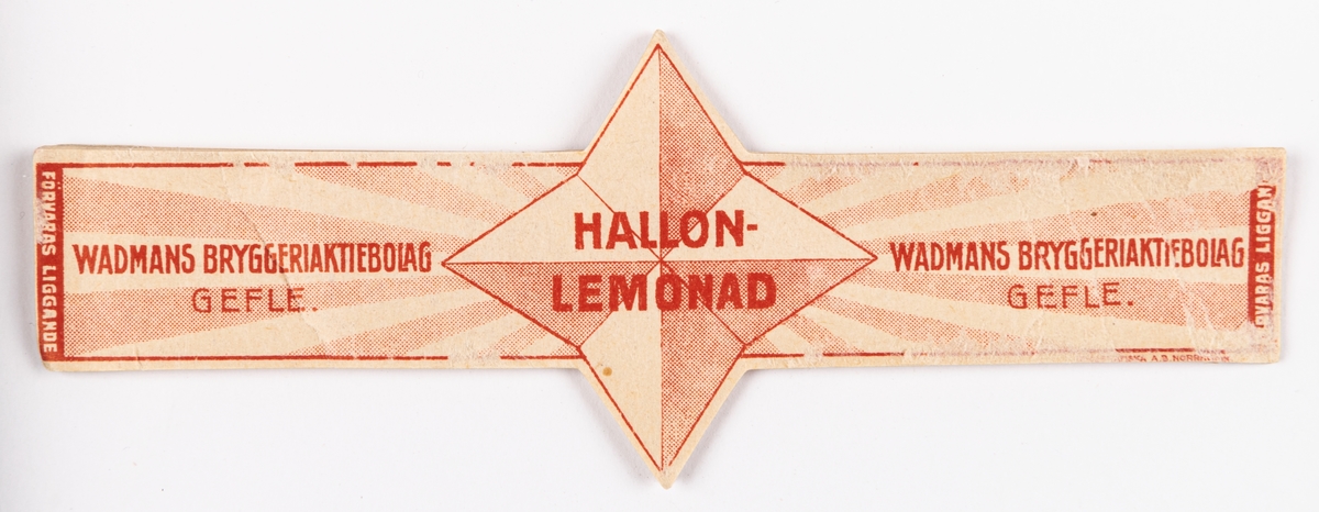 Etiketter. Avlång. Bredare på mitten. Vitt, rött. "HALLON LEMONAD WADMANS BRYGGERIAKTIEBOLAG GEFLE".