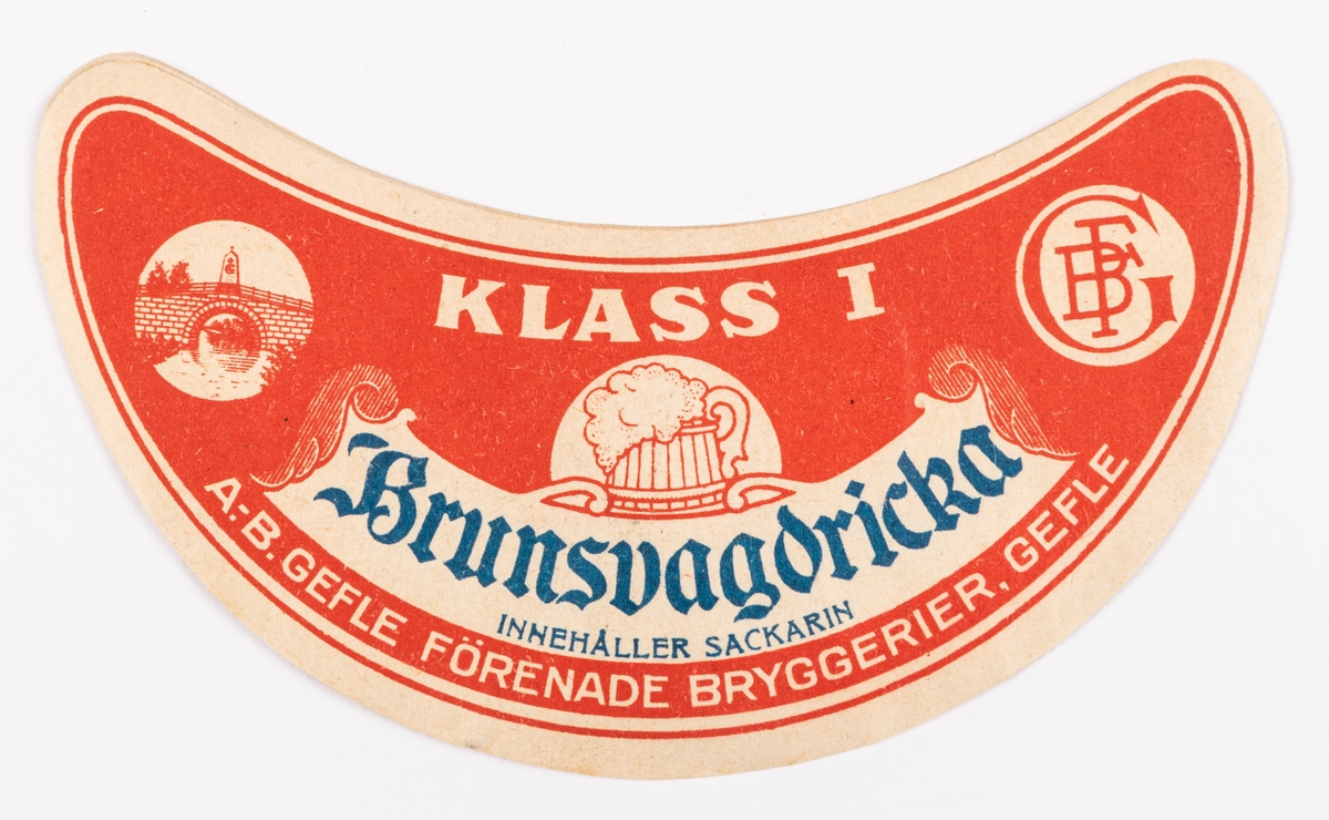 Etikett. Månskäreform. Röd, vit, blå. "KLASS 1 Brunsvagdricka INNEHÅLLER SACKARIN A.-B. GEFLE FÖRENADE BRYGGERIER, Gustafsbro.